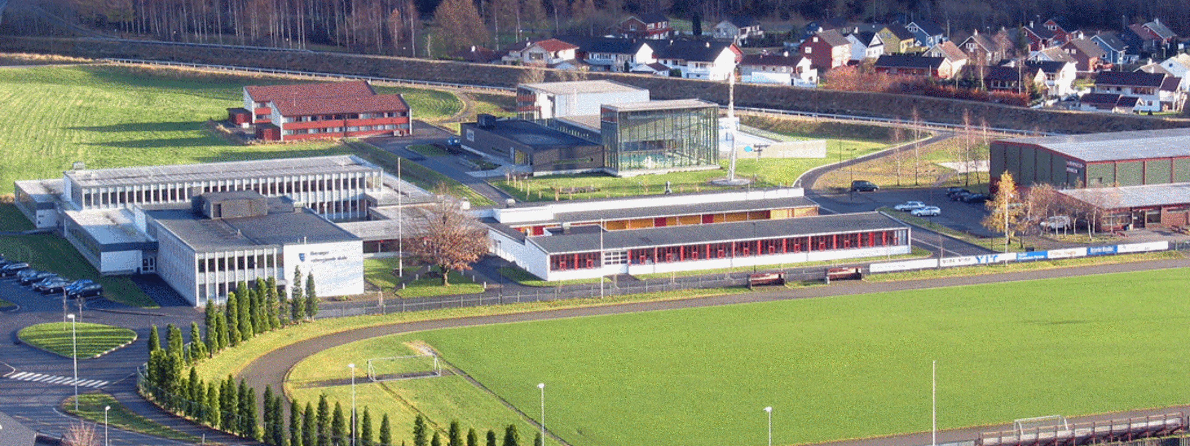 Høyanger vgs med idrettshall og Høyangerbadet rundt