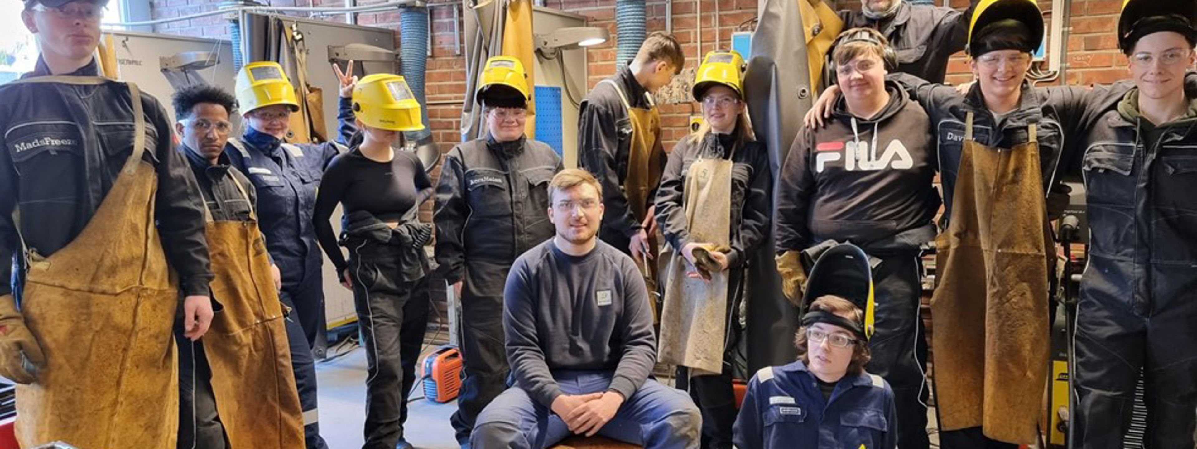1TPA samla til klassebilete på verkstaden
