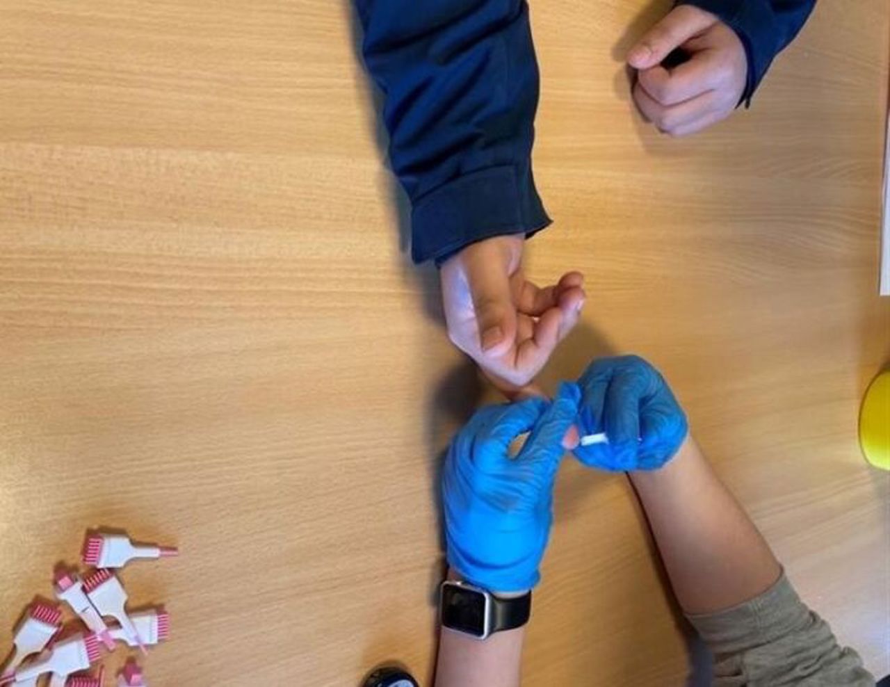 Ein elev måler blodsukker på ein medelev