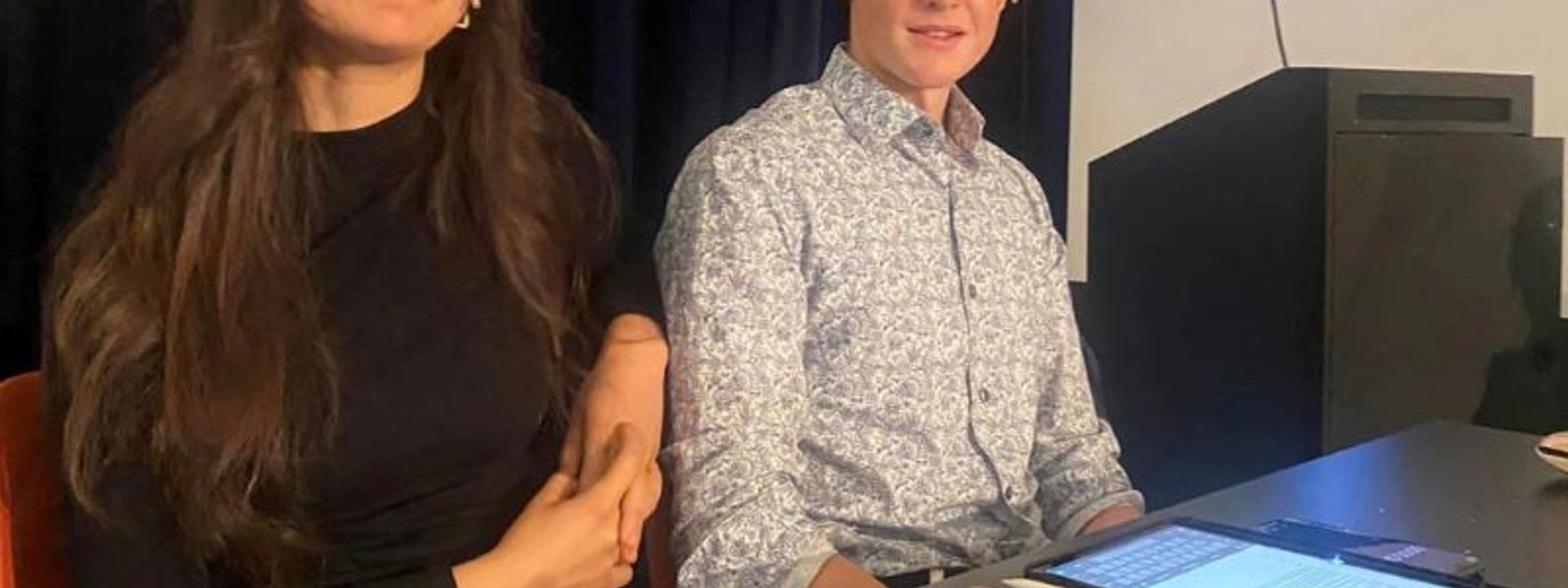 To elevar var møteleiarar t i samband med skuledebatt på samfunnshuset
