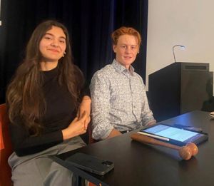 To elevar var møteleiarar t i samband med skuledebatt på samfunnshuset