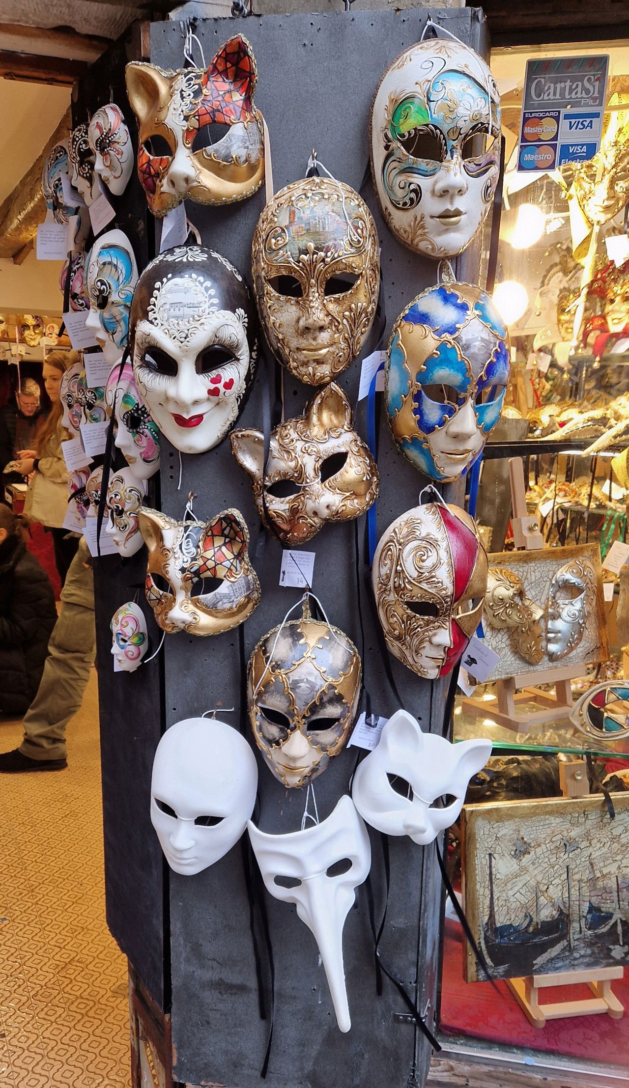 Karnevalmasker hengande utanfor ein butikk i Venezia