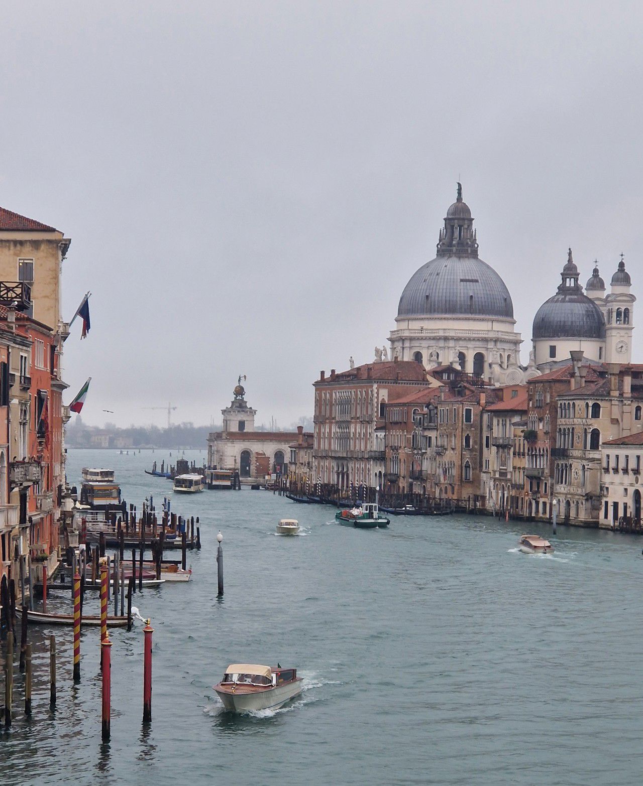 Kanalen i Venezia mer tårnet av Marcuskirka i bakgrunn