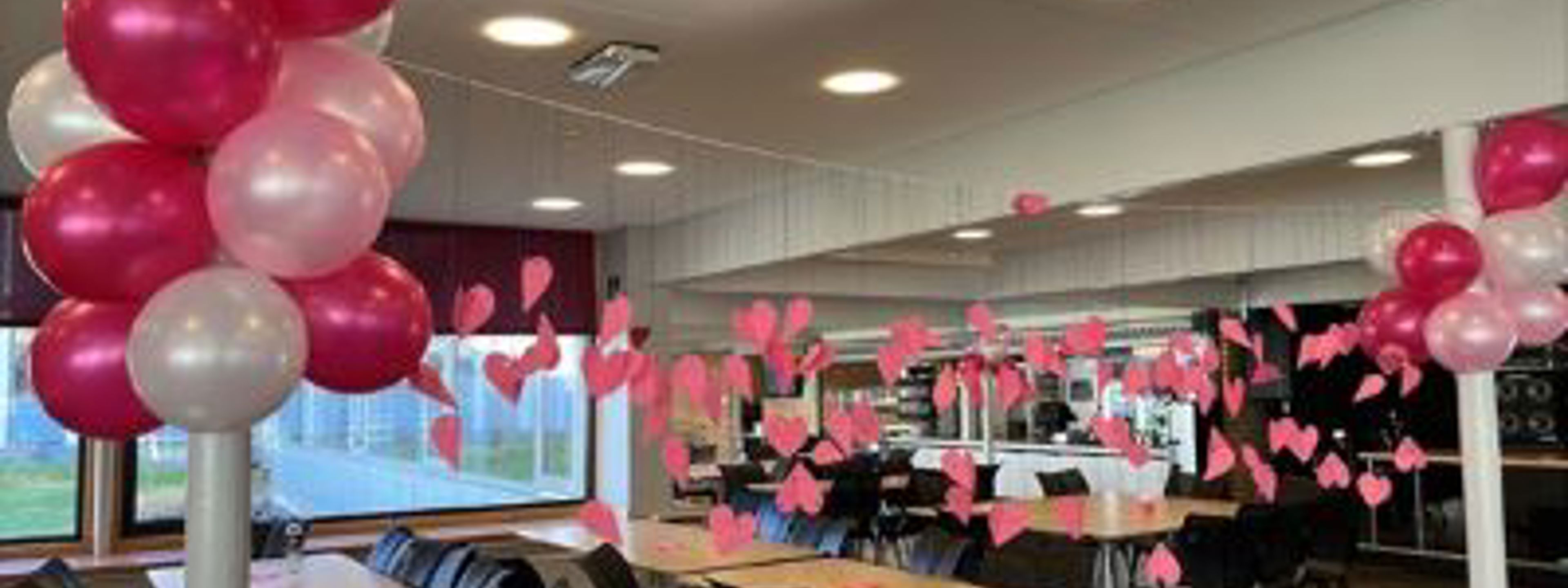 Skulekantina punt med ballongar og rosa hjerter
