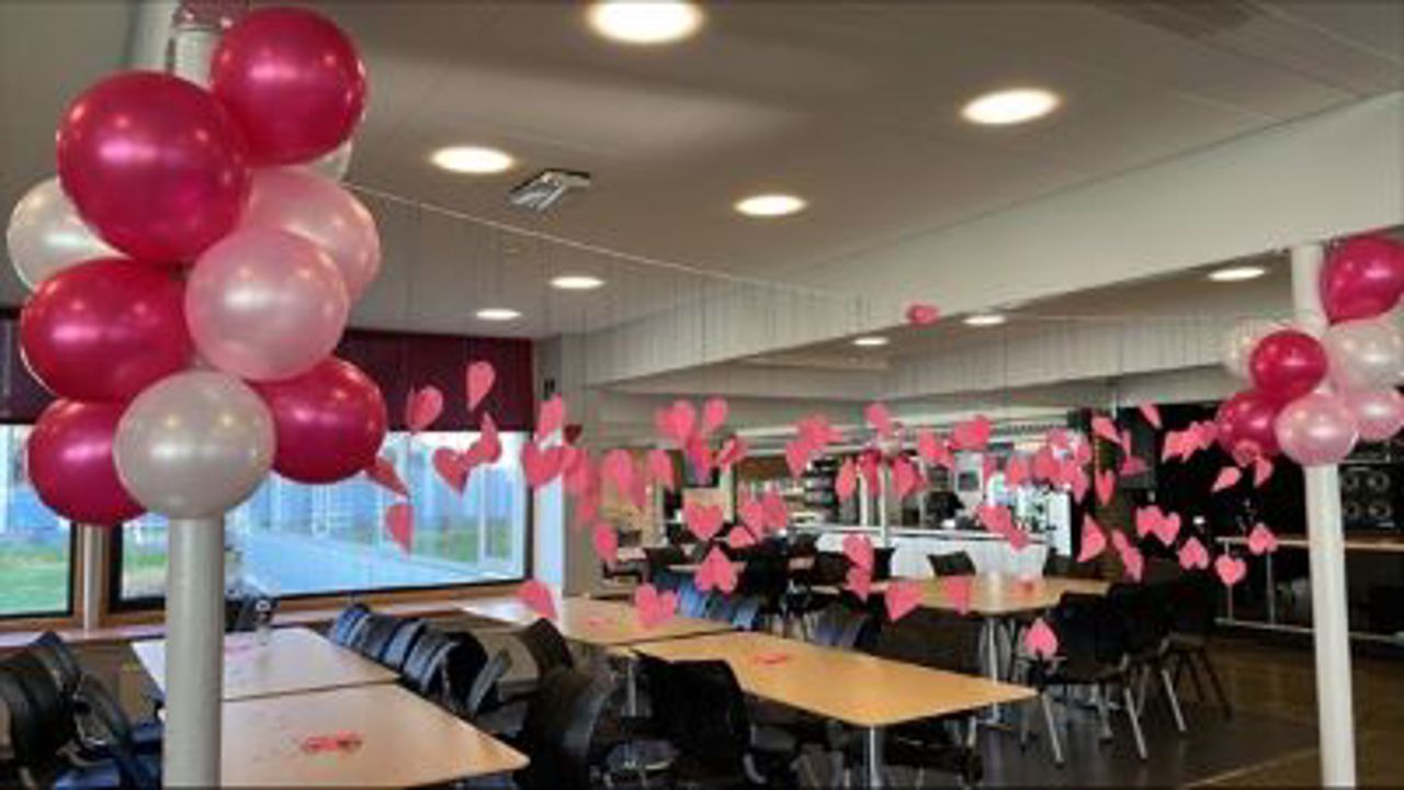 Skulekantina punt med ballongar og rosa hjerter