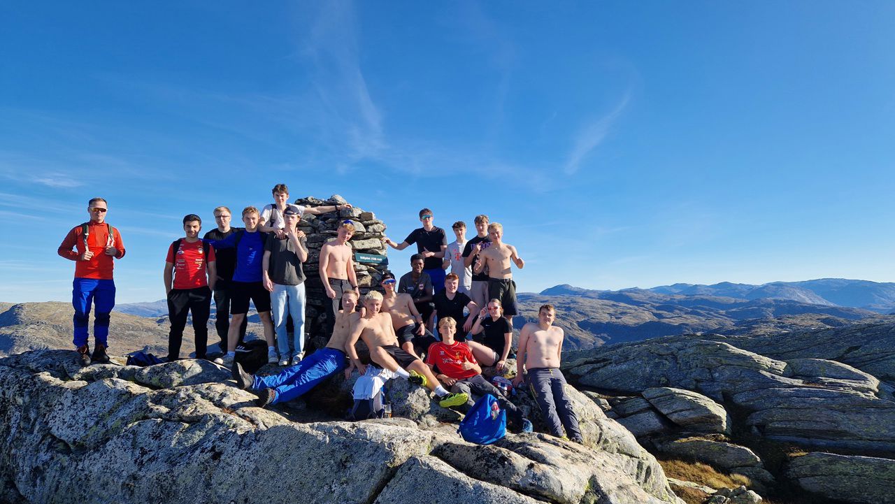 Elevar på toppen av Blåfjell med blå himmel i bakgrunn