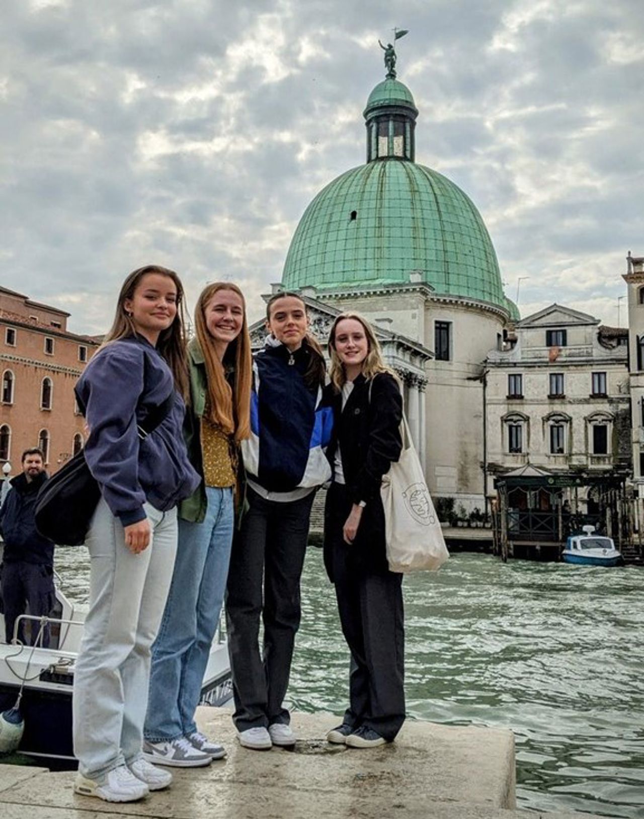Fire jenter foran ei kyrkje i Venezia