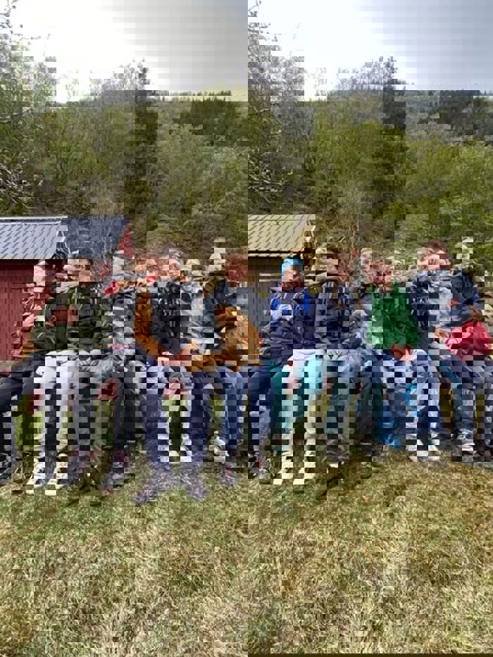 Klassebilete av 1STA som sit etter kvarandre på ein benk