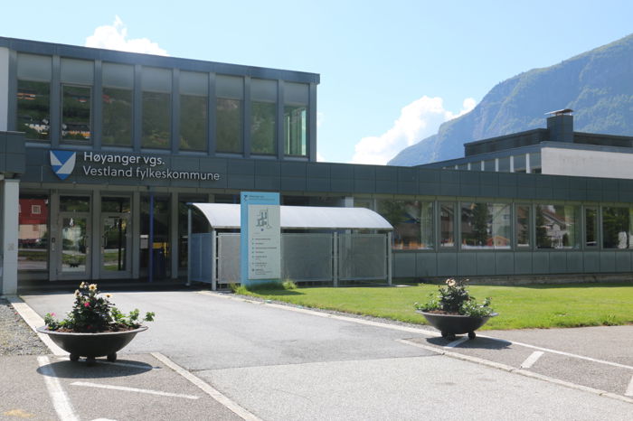 Inngangsparti Høyanger vidaregåande skule