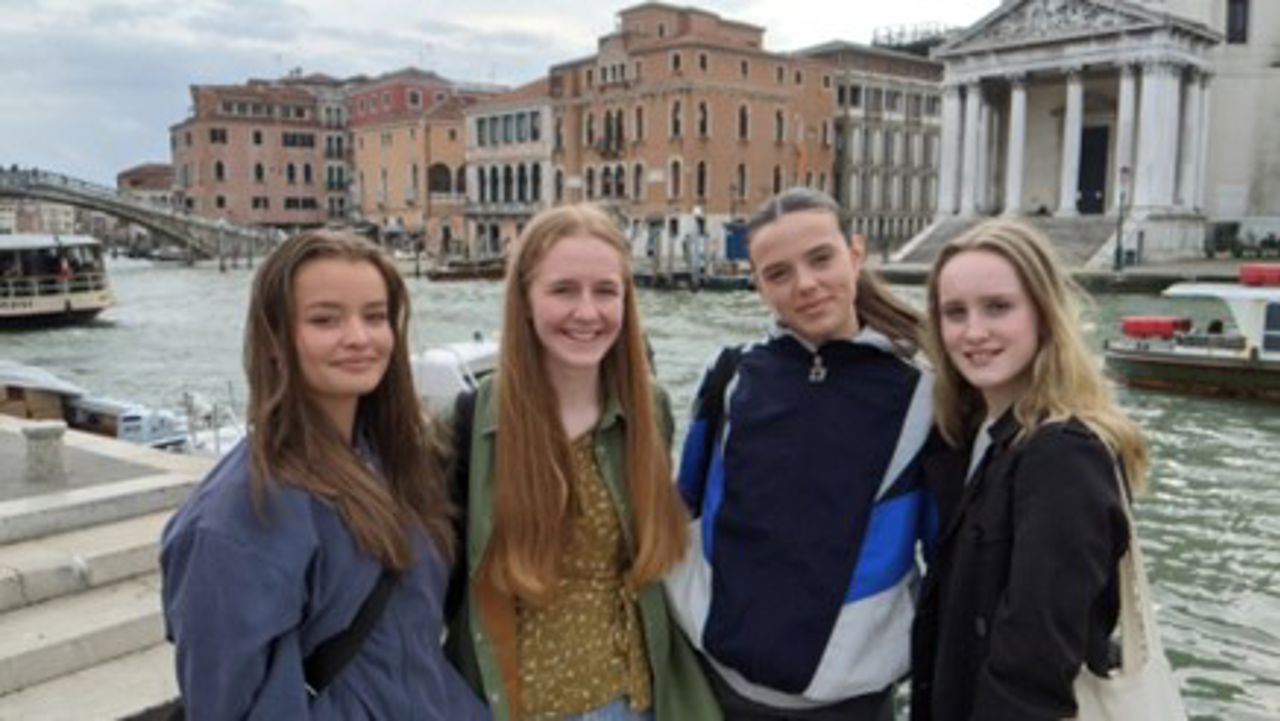 Fire elevar på utflukt i Venezia