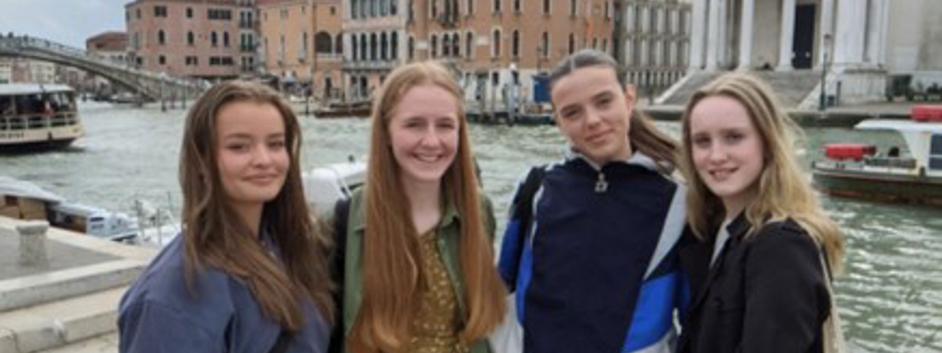 Fire elevar på utflukt i Venezia