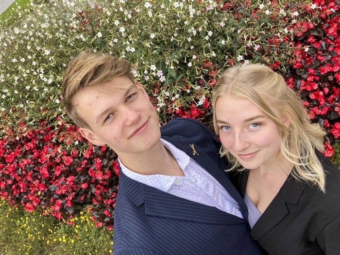 To elevar står saman 
