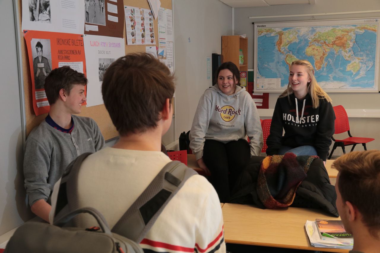 Fire elevar i samtale i eit klasserom