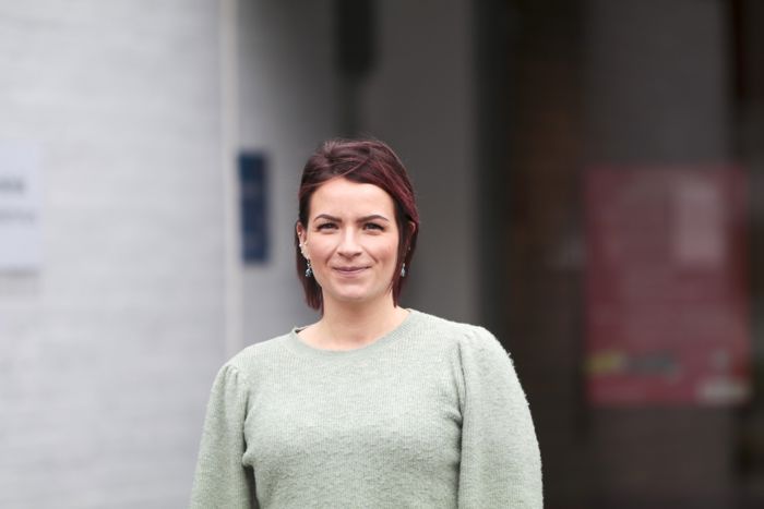 Elev som står utanfor skulen