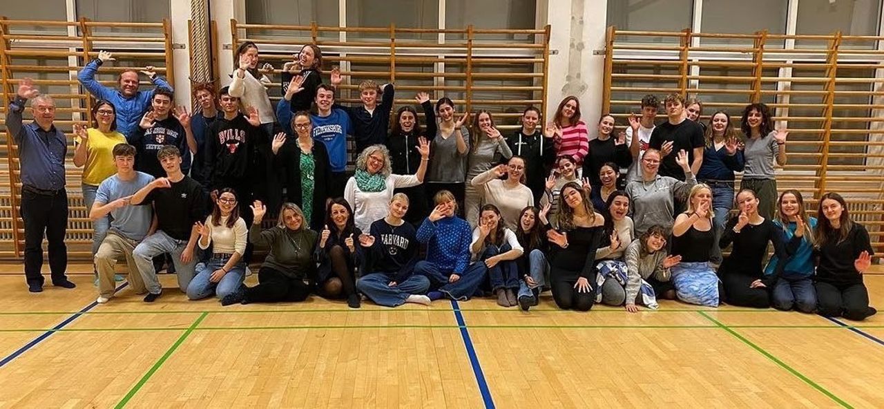 Elever og lærere fra Danmark, Italia, Tyskland, Baskerland og Norge står oppstilt i ein gymsal
