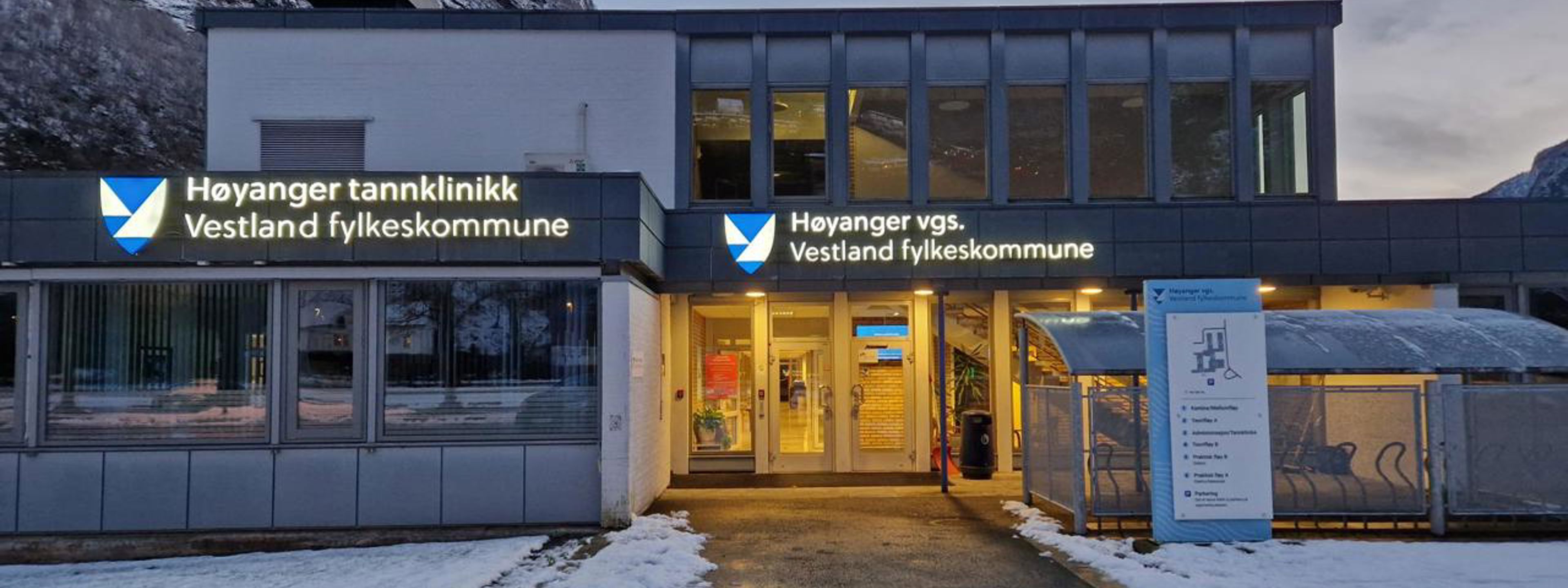 Inngangen til Høyanger vgs.