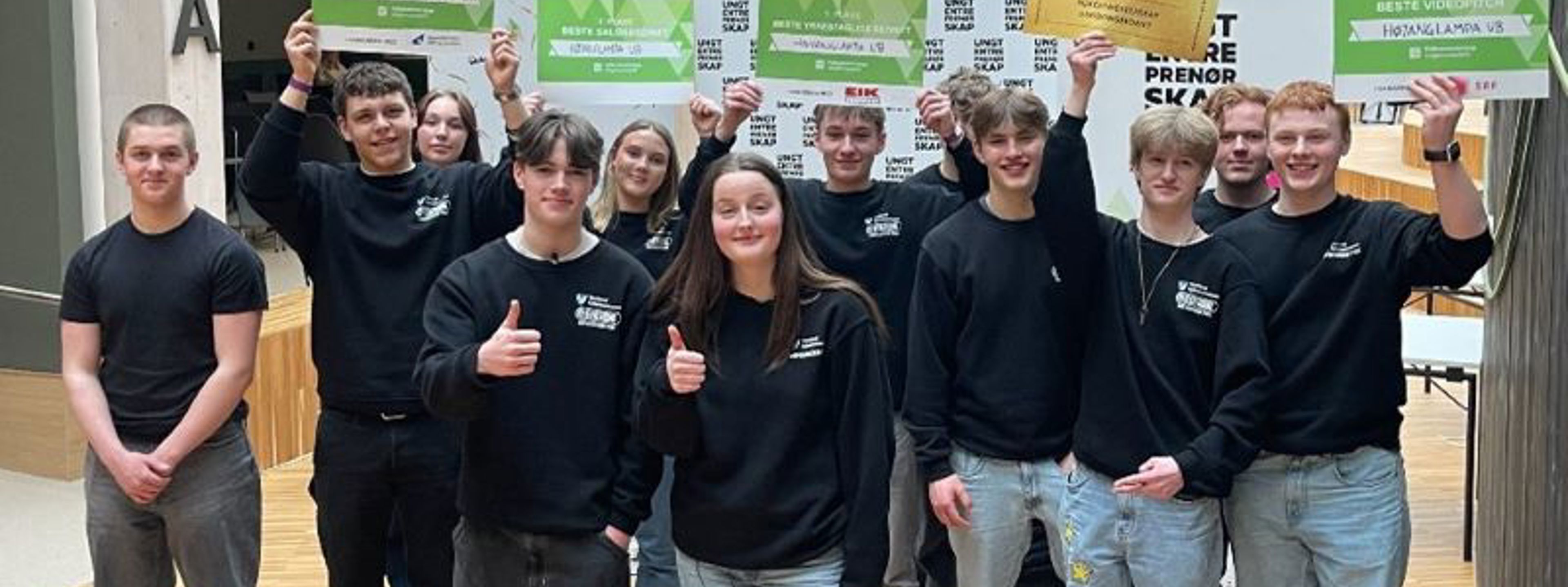 Heile 1ELA klassen står oppstilt med alle premiane dei vant