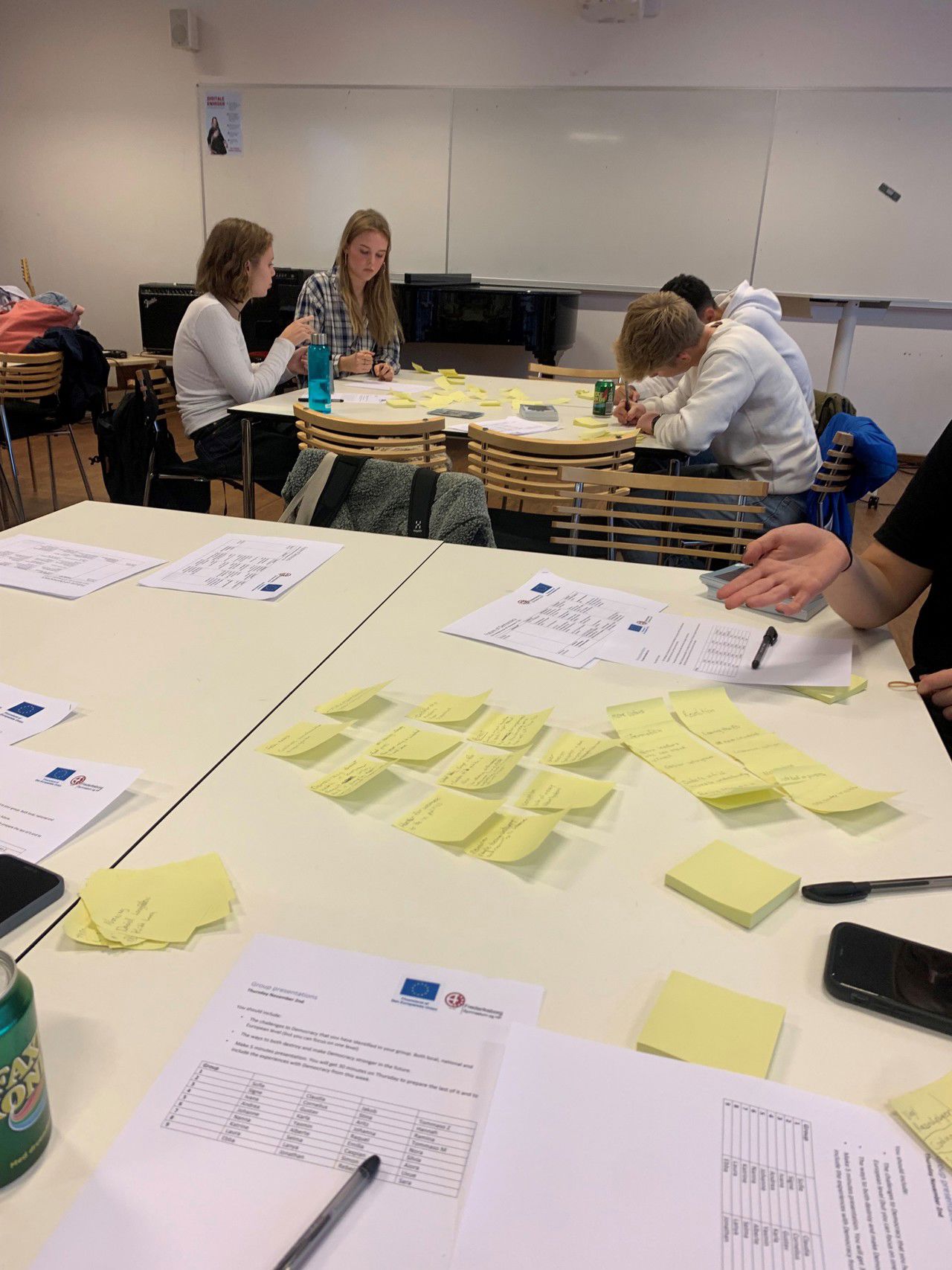 Grupparbeid på skulen med elever og post-it lappar