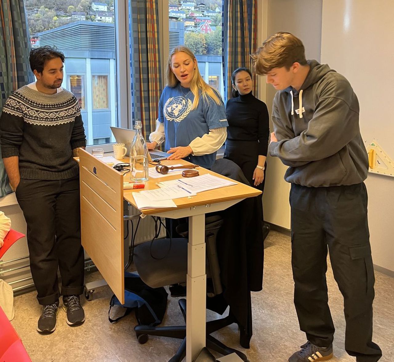 Fire personar står rundt eit kateter i