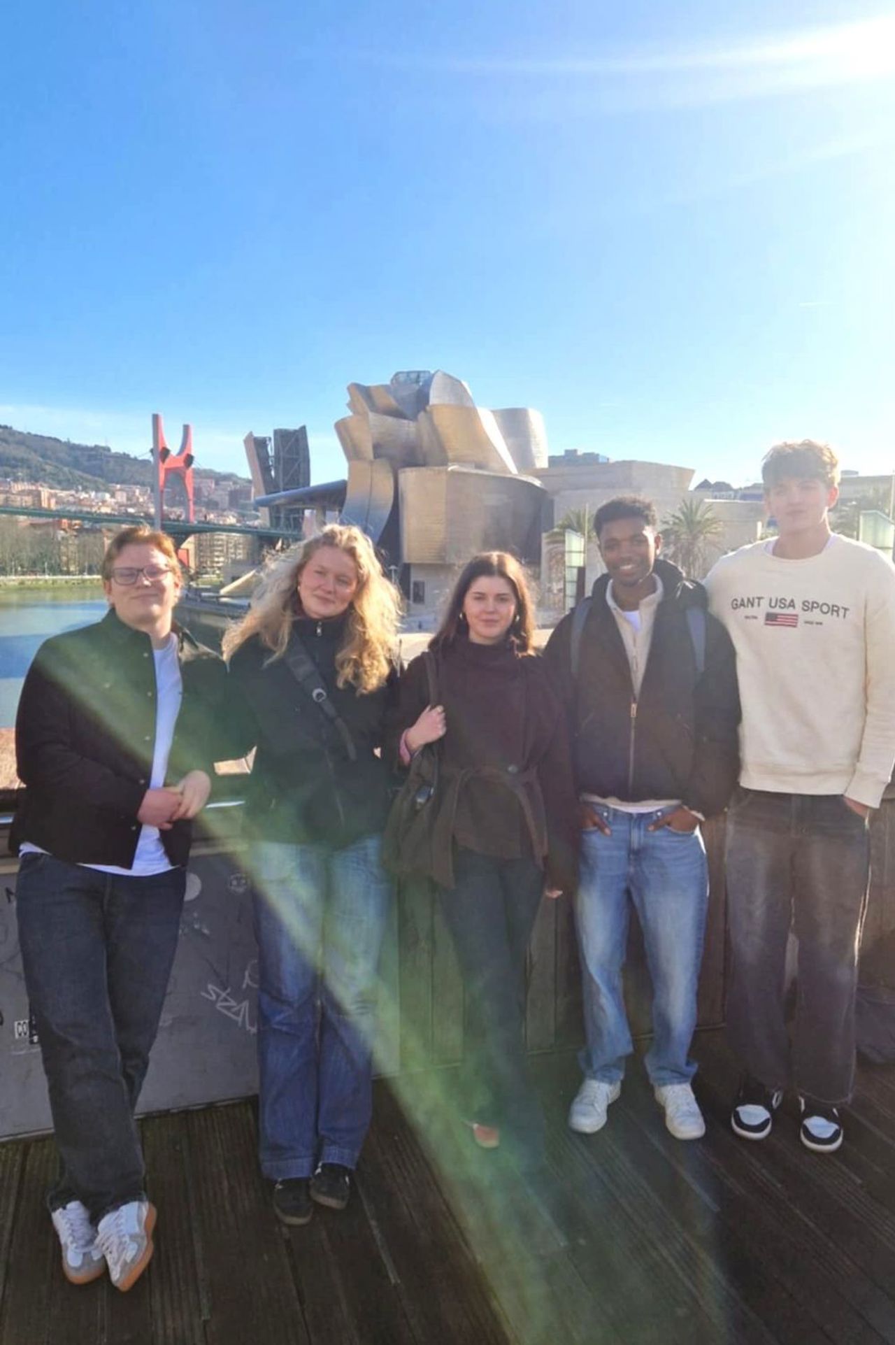 Fem elever står ved sida av kvarandre utanfor Guggenheimmuseet