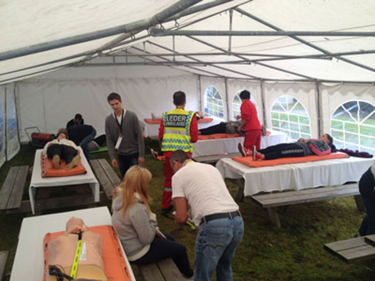 Elev øvar på førstehjelp i eit telt