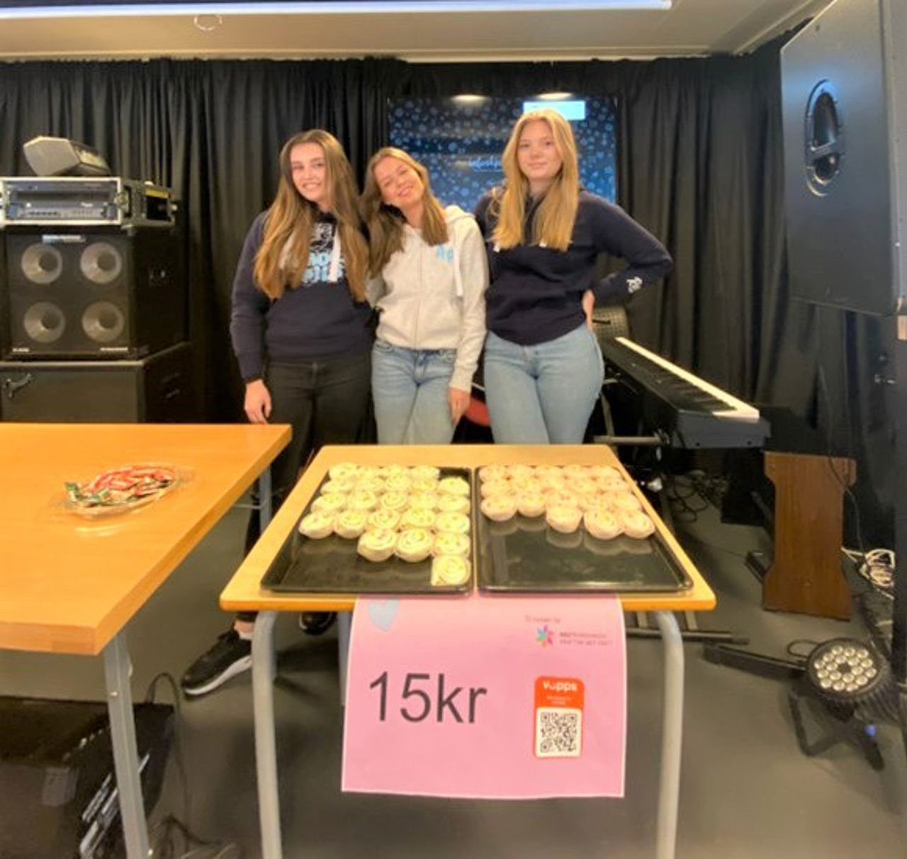 Tre jenter sel muffins i skulekantina 