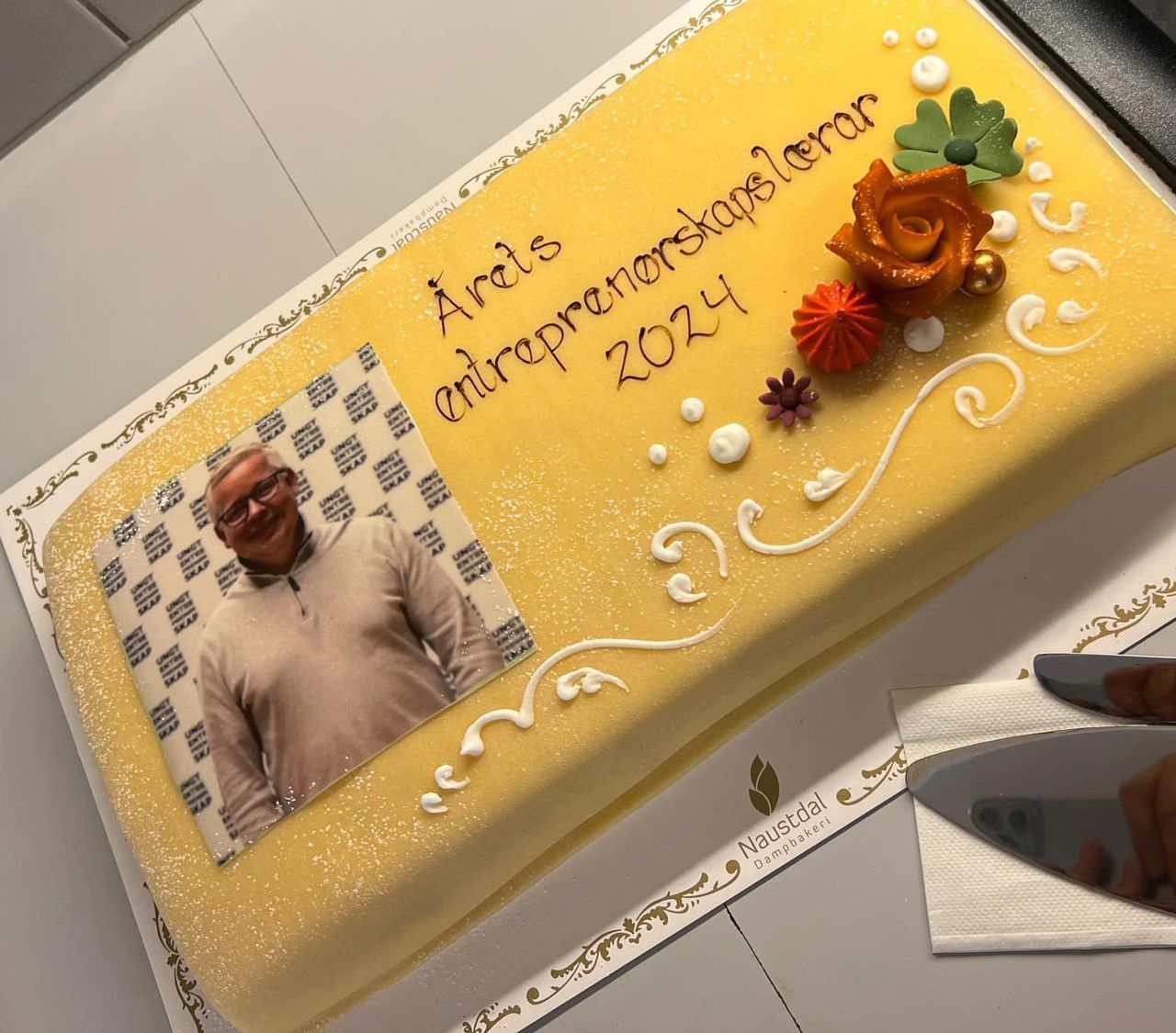 Ei marsipankake med bilde og tekst