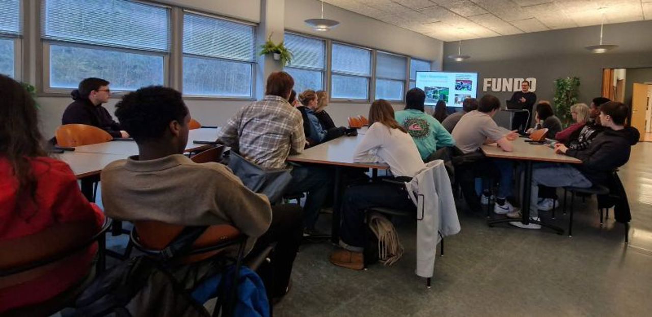 Elevane sit og høyrer på eit føredrag