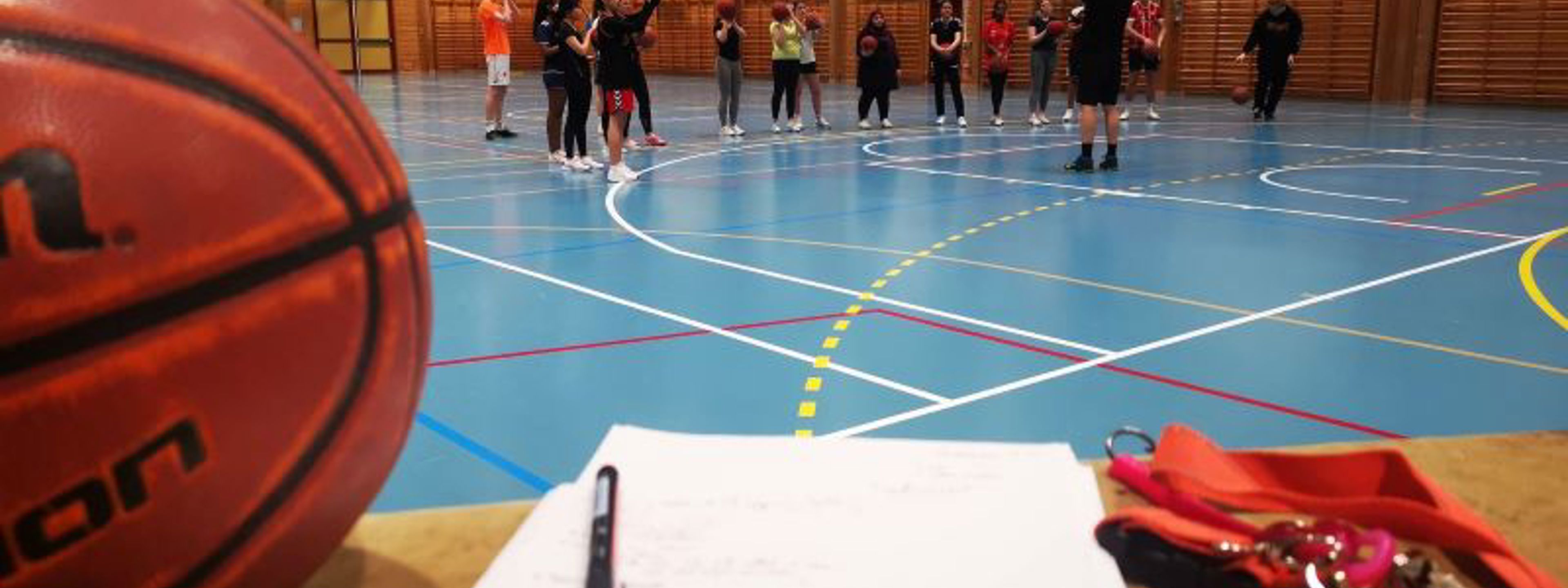 Elever spelar basket i idrettshallen