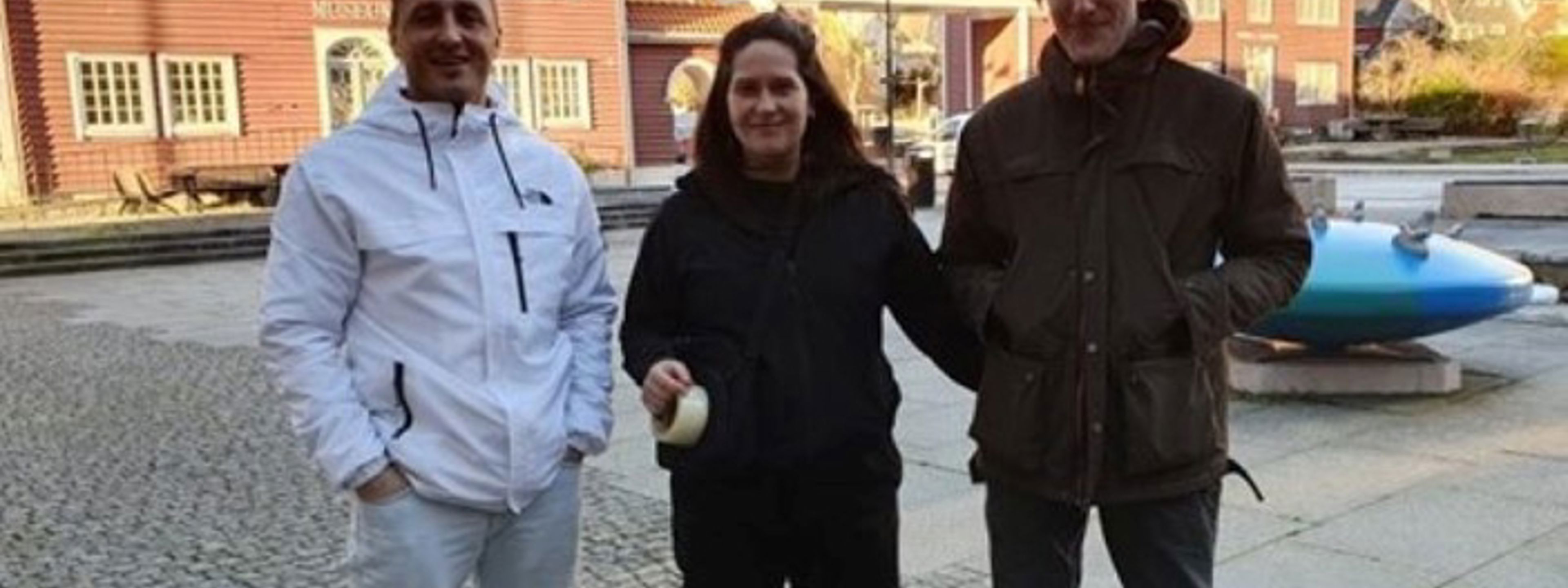 Tre aktørar i samband med Den kulturelle skulesekken står i lag utanfor samfunnshuset i Høyanger.