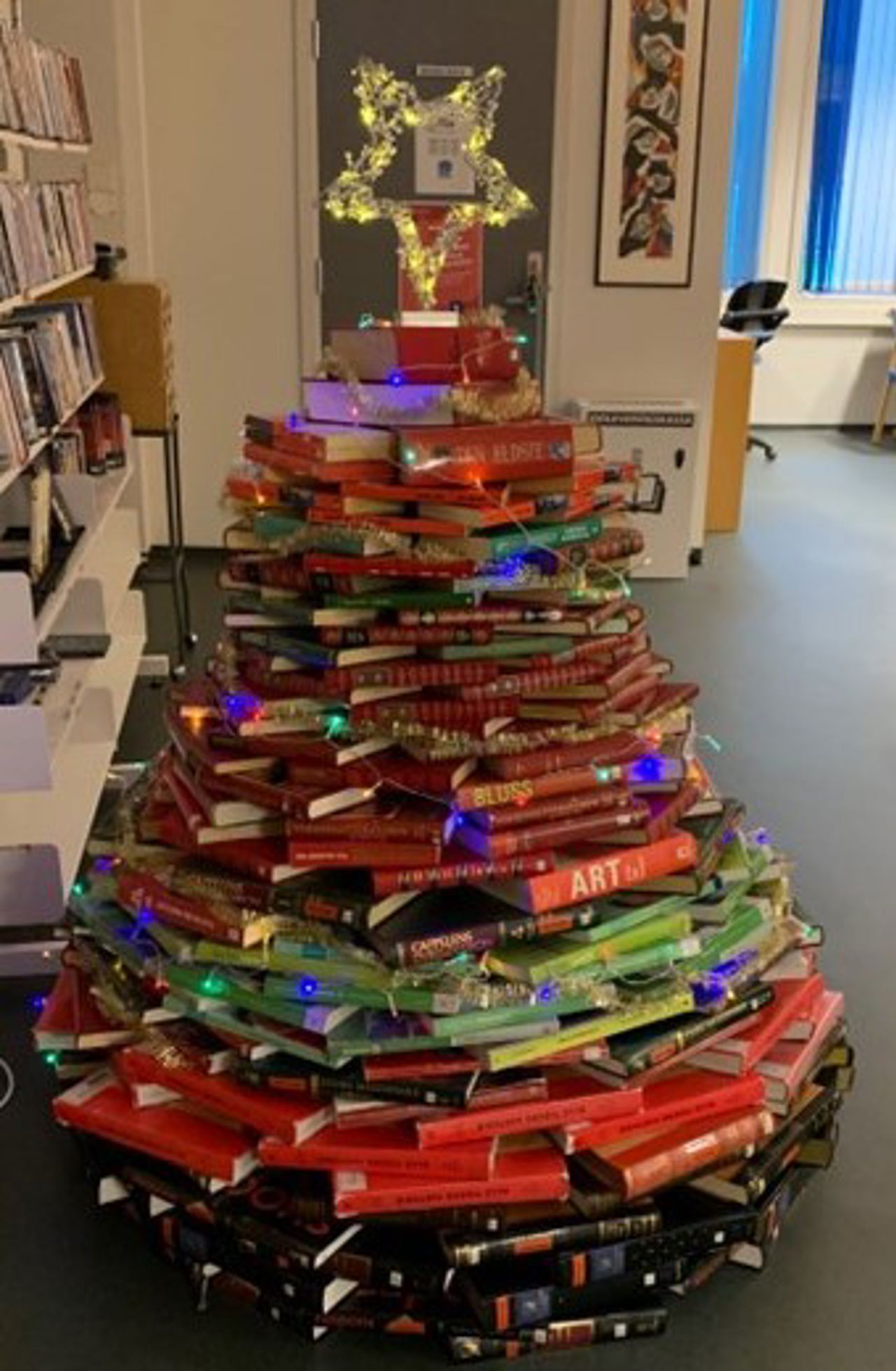 Juletre laga av bøker med stjerne i toppen